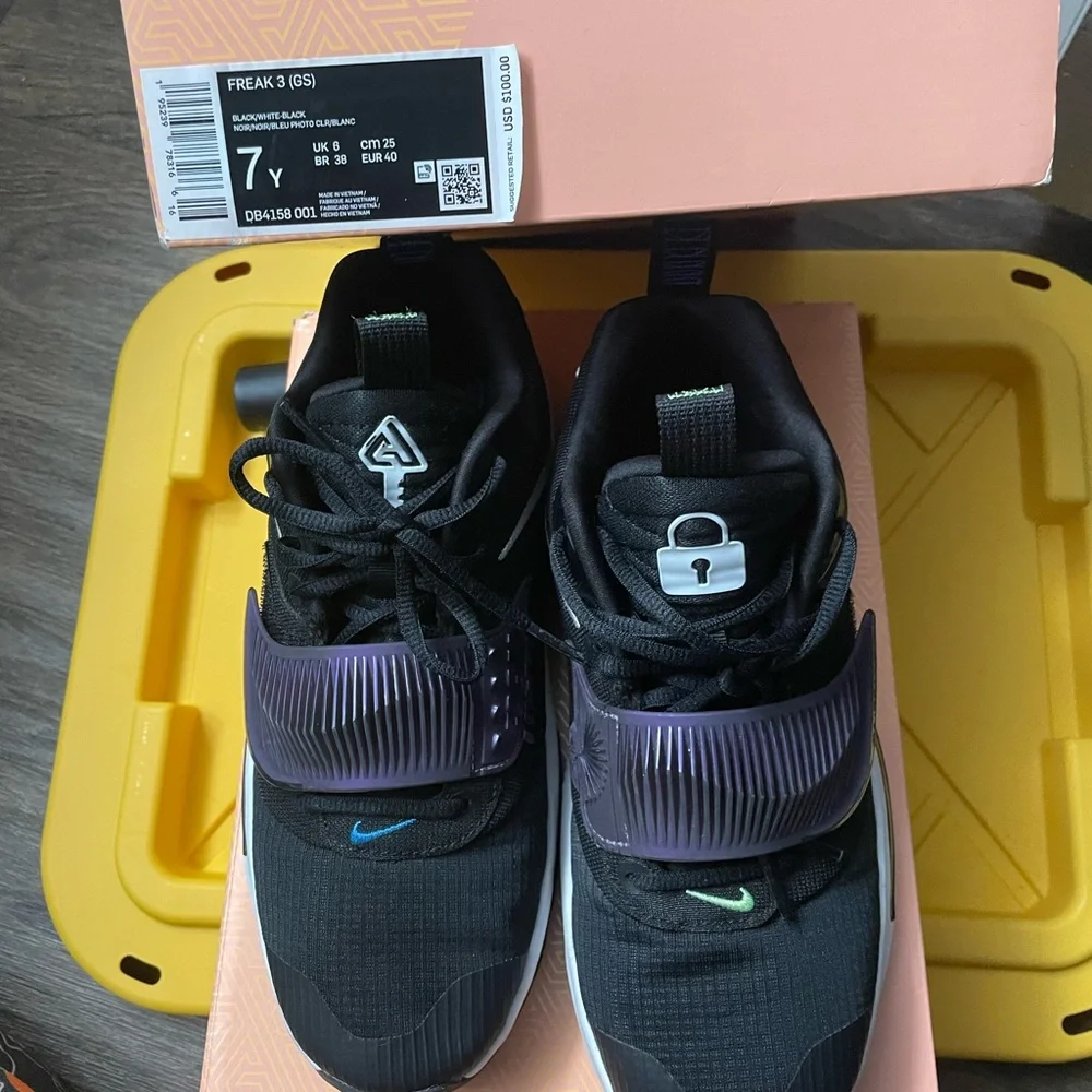 Nike Freak GS 3 EUC Size 7 Youth. Runs a little big like a women’s size 8/12